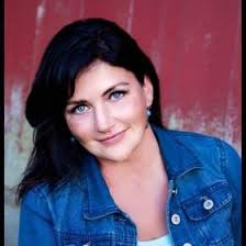 Holly Hammack's Instagram, Twitter & Facebook