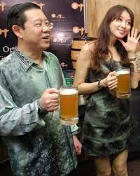 Lim guan eng yang berhadapan tuduhan rasuah tiba di mahkamah sesyen khas rasuah butterworth, pulau pinang dengan ditemani isteri, betty chew. Playful Guan Eng At Penang Science Cluster