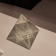 La boutique du musée du louvre vous offre un large choix d'objets d'arts, de catalogues, de jeux, de livres, d'accessoires, de vêtements, etc. Boutique Du Musee Du Louvre Jetzt Geschlossen Cour Napoleon