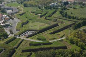 Terezín (německy theresienstadt) je malé pevnostní město nacházející se v okresu litoměřice, v ústeckém kraji, pouze 2 km jihovýchodně od litoměřic, při řece ohři nedaleko jejího soutoku s labem. Terezin Czech Republic Concentration Camp