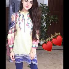 Komal meer is flaunting in pale pink dress by designer maira khan, her makeup is perfectly done by moshaz saloon. Komal Sajid Biography Dramas Height Age Family Net Worth