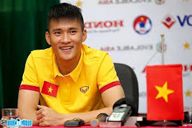 Cựu cầu thủ lê công vinh đã chính thức lên tiếng khi vướng vào lùm xùm quảng cáo ứng dụng cá độ bóng đá. Cáº§u Thá»§ Le Cong Vinh