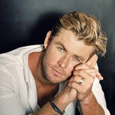 He also got a dramatic haircut! 20 Chris Hemsworth Haircut Ideas Let The God Of Thunder Inspire You Men Hairstyles World