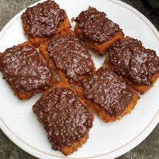 Sedangkan goreng pisang adalah suatu kegiatan memasak/menggoreng dalam hal ini menggoreng pisang… tusuk pisang menggunakan tusukan sate, celupkan ke coklat yang sudah dicairkan, tambahkan toping, masukkan ke dalam freezer. Resep Masakan Pisang Nugget Cokelat Yang Lumer Di Mulut Kumparan Com