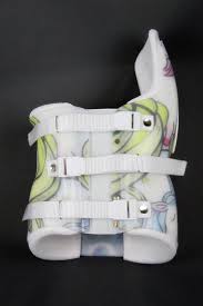 Ein Korsett Zur Versorgung Einer Skoliose Mit Einhorn Dekor Skoliose Korsett Madchen