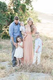 This Location Is One Of My Favorites In Orange County In The Spring The Light And Tones Family Photoshoot Outfits Family Photo Outfits Family Portrait Outfits