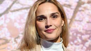 La chanteuse camille lou joue son premier grand rôle sur tf1 a 27 ans, camille lou brille dans «le bazar de la charité», qui se poursuit ce lundi soir. Le Bazar De La Charite Camille Lou Revele L Origine De Son Nom De Scene Voici