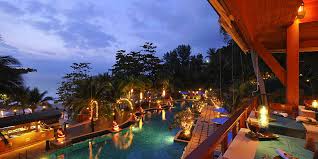 Melaka bölgesindeki bu pengkalan balak beach (pantai pengkalan balak) yakınlarındaki oteller, konuklarına tesis içinde yer alan restoranın keyfini çıkarma olanağı tanıyor Romantic Resort Phuket Andaman White Beach Resort Official Site