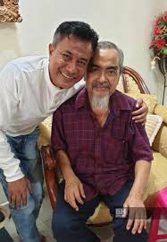 Abu bakar ellah, popular entertainer in sabah, malaysia performed his hits song orang kita live during 'festival kesenian tari etnik negeri sabah 2006', wh. Abu Bakar Juah Sakit