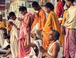 Dabei wird „schwer zu angeln prädikativ verwendet. Indien Kastensystem Yogawiki