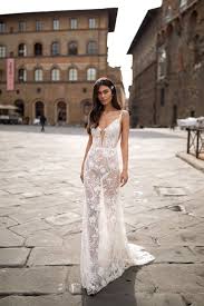 Il vestito, fasciato sul busto fino alle cosce o, in alcuni casi l'effetto, come dice il nome stesso, sarà quello di una coda a sirena, grazie anche all'utilizzo del tessuto e dello strascico che si crea. Abito Da Sposa Scivolato Abiti Mozzafiato Abiti Da Sposa Abiti Da Sposa A Sirena