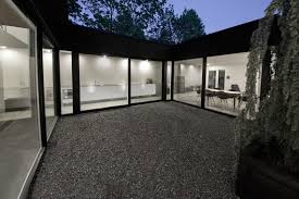 Atrium house by mesh architectures, located in brooklyn, ny, is a rare find in that they did not have to comply with the usual nyc residential zoning. Haus Mit Atrium Plusenergiearchitektur
