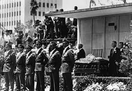 In one of the most famous photos of the 20th century, marilyn monroe stands on a subway grate, trying to hold her skirt. Marilyn Monroe In Her Casket Marilyn Monroe S Coffin Guarded Norma Jeane Marylin Monroe
