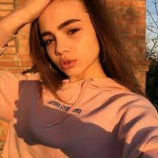 Вчера на youtube вышел новый выпуск шоу максима галкина музыкалити, в котором встречаются музыканты разных поколений и оценивают новые хиты молодых артистов. Valya Karnaval Biografiya Lichnaya Zhizn Semya Roditeli Rost I Ves Foto