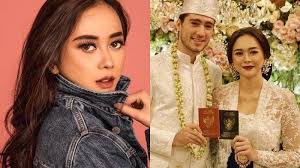 Dikhianati aura kasih beberkan alasan gugat cerai eryck amaral seperti apa hot issue 2020. Belum Setahun Menikah Aura Kasih Dikabarkan Gugat Cerai Suami Status Eryck Amaral Terkuak Duda Sriwijaya Post