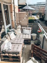 Sommerlicher Balkon Mit Diy Couch In 2020 Balkonentwurf Kleines Balkon Dekor Wohnung Balkon Garten