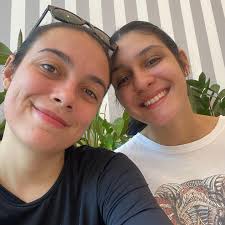 com tudo de melhor que o frio proporciona 👩‍👧‍👦🫕🩷📖☕️