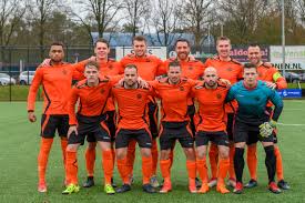 Engeland huist zelfs het oudste voetbaltoernooi ter wereld in 1886 besloten werknemers van de woolwich arsenal armament factory om een voetbalclub te. Voetballers Stellen Teleur In Kentish Cup 02 Defensiekrant