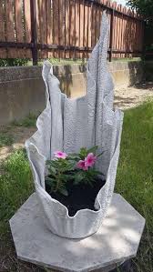 Pflanzgefass Aus Alten Bettlaken Und Zement Crochetingneedles Pflanzgefass Aus Alten Bettl Diy Cement Planters Diy Concrete Planters Concrete Planters