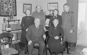 diplomi-insinööri, kapteeni Carl Gustaf Wilhelm Wolff ja Elsa Wolff (os  Wegelius), istumassa Ingrid Wolff, Carl Gustaf Wolff ja Ebba Wolff.