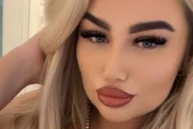 Simply wed, singer Mick Hucknall finally settles down