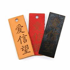 Und ich bemerke mehr, als du glaubst. Lederlabel Mit Design Liebe Glaube Hoffnung Chinesisch In Verschiedenen Farben