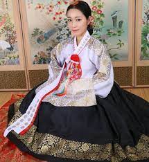 韓国の伝統的なシチュエーションを再現したセットの中で 美しい韓服 ハンボッ を着て写真撮影 伝統的なドレス ファッションアイデア 民族衣装