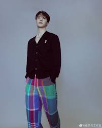 200625 zhang yixing lay exo weibo update 张艺兴超话 张艺兴痴 这是属于这方舞台上 唱作人张艺兴 的最后一场竞演 这也是未来无限大里属于唱作人张艺兴的征程新开端 一起出发吧 带前尘旧梦 也带上新的怀想 心中有音乐 永远是唱作人 张艺兴我是唱