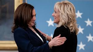 Jill biden is perhaps the most grounded first lady to grace the white house.as a public figure, working teacher, mother, and wife, she knows what it's like to balance career, home, and everything else with grace and humility — not to mention how to manage life in the very public eye. Jill Biden Wuste Beschimpfungen Der First Lady Gegen Kamala Harris Politik