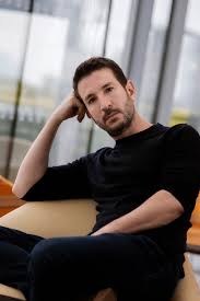 Alex Michaelides, autor del superventas La paciente silenciosa,  selecciona sus cinco thrillers literarios favoritos | Vogue España