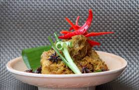 Sajikan ayam serundeng kelapa lengkuas dengan taburan kelapa garing di atasnya. Malay Recipes From Johor For Hari Raya The Star