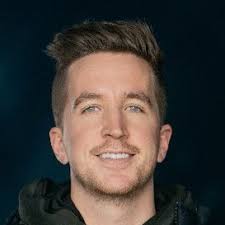 Cybercab has been spotted testing without any side mirrors. Wonder when we  will see the first one without a steering wheel 👀