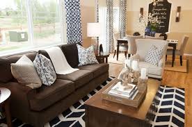 Love The Look Of This Room Using Natural Tones With Modern And Contemporary Patterns Braune Couch Wohnzimmer Ideen Wohnzimmer Braun Wohnzimmer Sofa