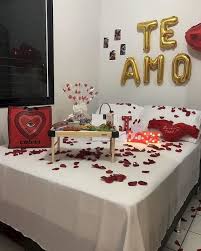 45 Romantic Bedroom Decorations Ideas For Valentine S Day 99decor Em 2020 Surpresas Para Namorado Aniversario Namorado Surpresa Festa Surpresa Para Namorado