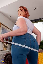 Sexy curvy mom stretching her tight jeans - Mature.nl