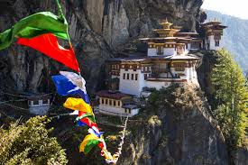 In den reisfeldern nahe paro steht das alte bauernhaus der tshering farm. Bhutan Bhutan Reisen Skr Reisen