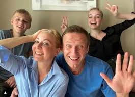 Алексей анатольевич навальный), född 4 juni 1976 i butyn strax väster om moskva, är en rysk politisk aktivist och bloggare. Kremlin Critic Alexei Navalny To Fly To Russia On Sunday Despite Risks Times Of India