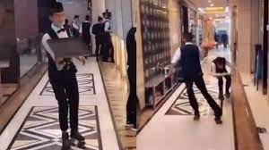 Sistem pelayanan restoran menggunakan table service yang terkenal diantaranya yaitu american service (sistem pelayanan ala amerika), english counter service yaitu suatu sistem pelayanan restoran di mana para tamu yang datang terus duduk di counter. Gunakan Sepatu Roda Pelayan Di Restoran Ini Skill Nya Keren Banget Hot Liputan6 Com
