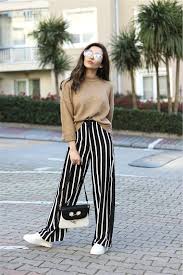 Aesthetic Black And White Striped Pants Outfit Ideas Verticaal Gestreepte Broek Zwart Wit Met Een Soortgelijk Gekleurde Trui Of Shirt Styling Wide Leg Pants Wide Leg Pants Outfit Striped Wide Leg Pants