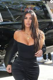 Bien qu'enceinte, la femme de kanye west n'a pas hésité à se mouler dans une robe cape. Kim Kardashian Porte Une Robe Longue Moulante En Satin A La Sortie Du Magasin Ulta Beauty A New York Le 24 Octobre 2019 Purepeople
