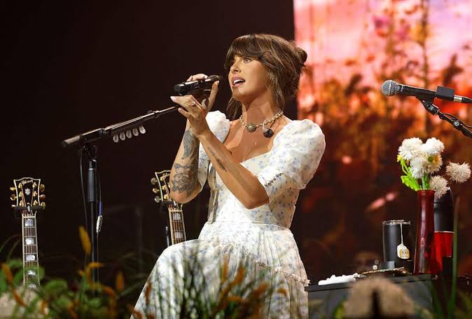 Choosin' Texas' Won't Let Go: Ella Langley Ties Hot 100 Record - Backstage Country