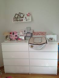 Table a langer ligne nuage blanc gris cet espace a langer au design tendre avec ses decoupes arrondies apporte table a langer table a langer bebe meuble bebe. Table A Langer Ikea Puericulture Forum Grossesse Amp Bebe Doctissimo