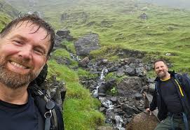 Mae criw o ymchwilwyr addysgu yn paratoi i suddo eu dannedd mewn antur  elusennol epig < Coleg Cambria