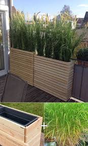 Pflanzen Sie Hohes Zitronengras In Die Hohen Holzpflanzgefasse Fur Die Balkonge Garden Design G Small Patio Decor Backyard Patio Decorating Ideas On A Budget