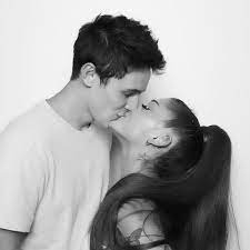 Grande, 27, and gomez, 25, announced their engagement in december. Nach Couple Selfie Ariana Grande Teilt Kuss Foto Mit Dalton Promiflash De