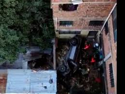 Avioneta cae en un parqueo de la zona 9. R34p1tdh Srrqm