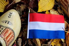 Türk bayrağı) bestaat uit een witte krimpende maan en een eveneens witte ster in een rood veld. Nederlandse Vlag Uitleg Geschiedenis En De Betekenis Van De Vlag
