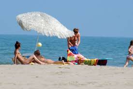 Résultat de recherche d'images pour "angela merkel nude beach"