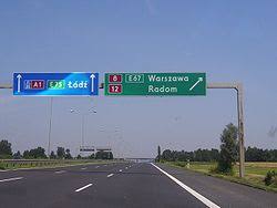 Z kolei system zamknięty polega na tym, że kierowcy wjeżdżając na autostradę pobierają bilet, a płacą zjeżdżając z niej. Autostrada A1 Polska Wikipedia Wolna Encyklopedia