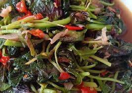 Bersihkan bayam, ambil daun nya kemudian rebus setengah matang. Cara Mudah Sajikan Sayur Bayam Tumis Pedas Yang Simple Dan Sedap